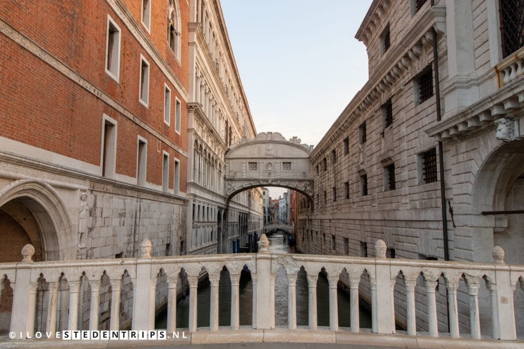 Brug der Zuchten een van de mooiste bruggen van Venetië 