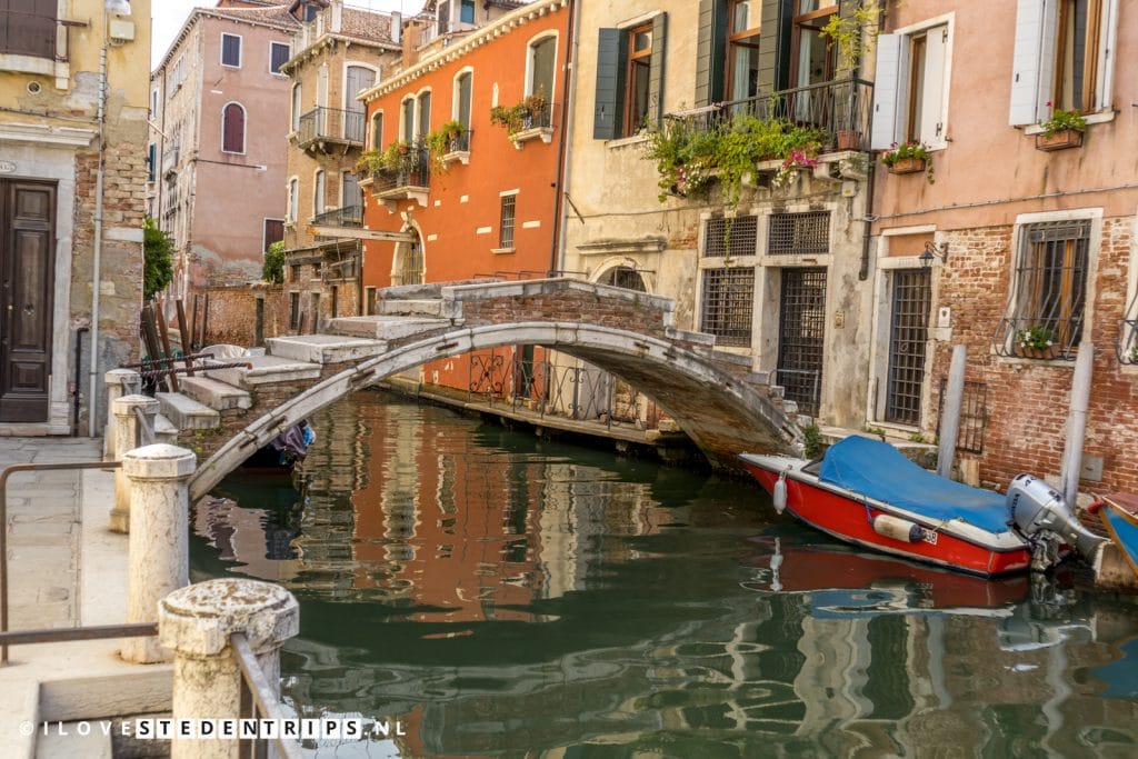 Brug zonder leuning in Venetië 