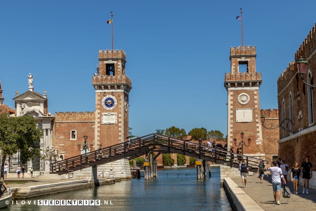 Ponte de l'Arsenal o del Paradiso voor het Arsenaal van Venetië 