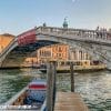 Ponte degli Scalzi over Canal Grande in Venetië 