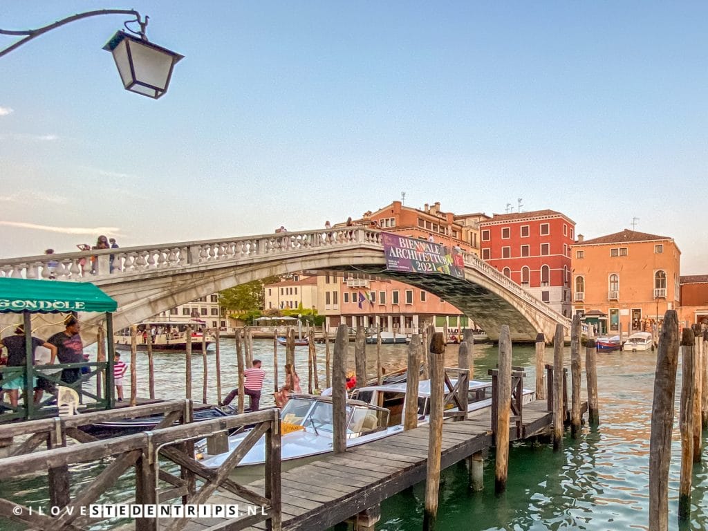 Ponte degli Scalzi over Canal Grande in Venetië 