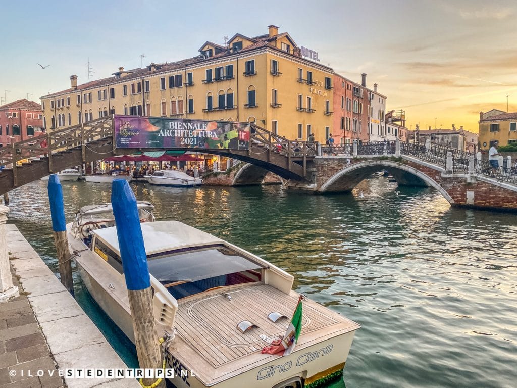 Ponte dei Tre Ponti is een brug in Venetië en bestaat uit meerdere bruggen 