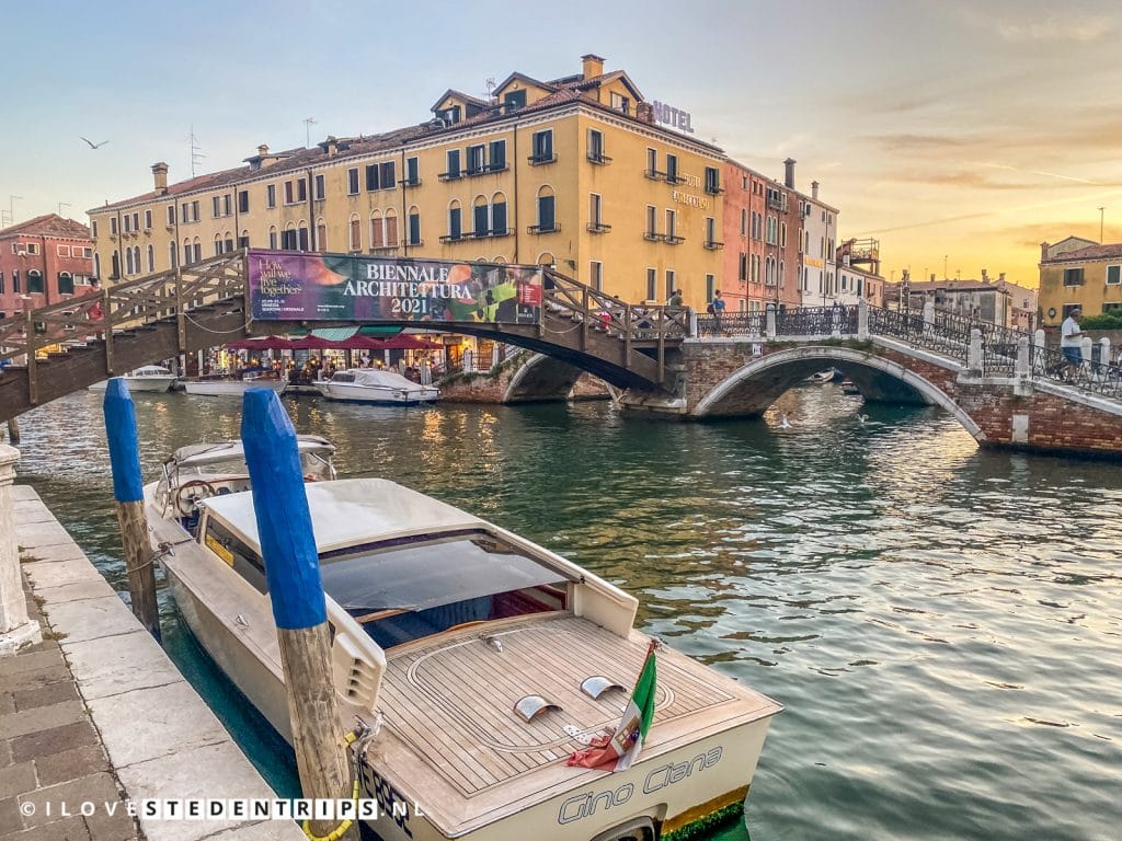 Ponte dei Tre Ponti is een brug in Venetië en bestaat uit meerdere bruggen