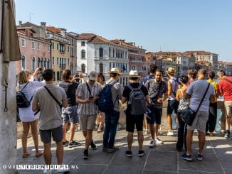 Toeristen op de Rialtobrug in Venetië