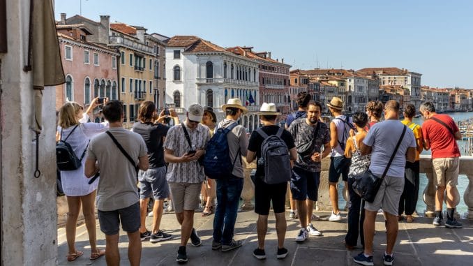 Toeristen op de Rialtobrug in Venetië