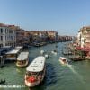 Uitzicht op de Canal Grande vanaf de Rialtobrug in Venetië 