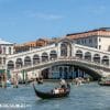 Rialtobrug in Venetië vanaf het water 
