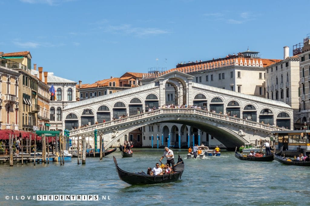 Rialtobrug in Venetië vanaf het water 