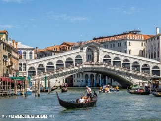 Rialtobrug in Venetië vanaf het water