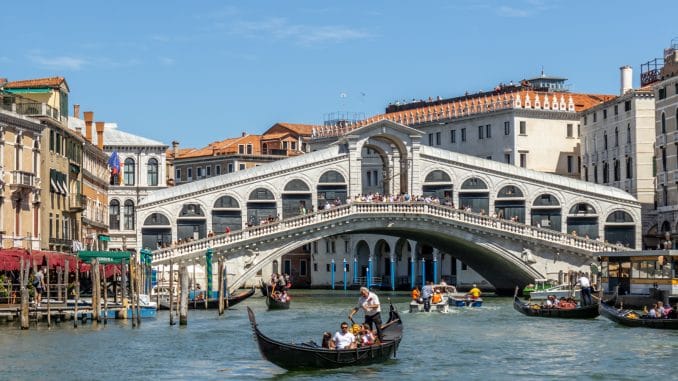 Rialtobrug in Venetië vanaf het water