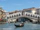Rialtobrug in Venetië vanaf het water 