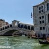Rialtobrug in Venetië vanaf het water 
