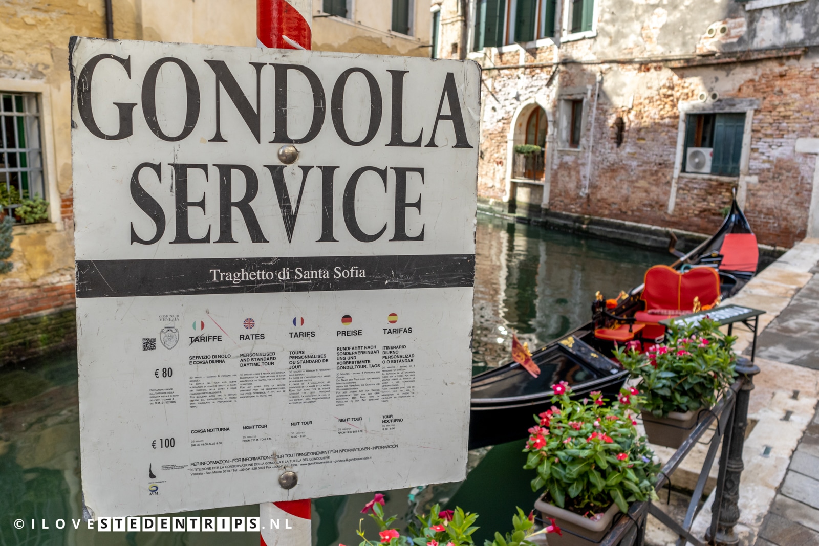 Bord met tarieven Gondel varen in Venetië 