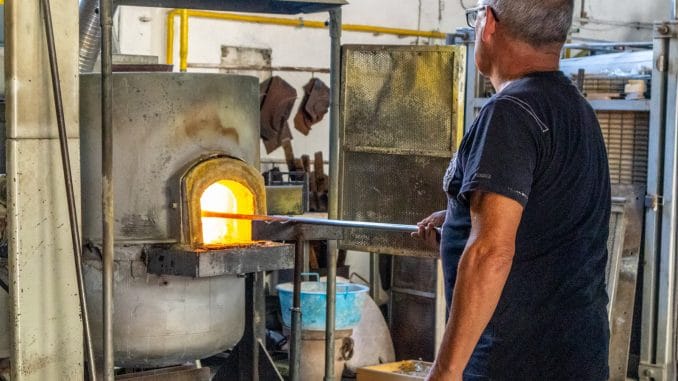 Demonstratie in een glasfabriek in Murano